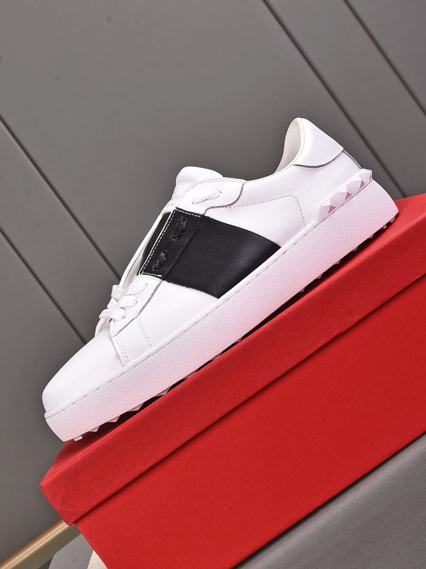 Men's shoes 440💰 (men and women couples) Valentino classic color matching series casual shoes. Made with heavy craftsmanship, good products pay attention to every detail. A must-have trendy item that can be worn all year round, it has been worn by many celebrities and Internet celebrities~~Imported cowhide surface, unique design concept, sheepskin lining, counter quality. Women’s clothing 35-40. Men’s clothing 39-44, 45-46 (returns and exchanges are not supported for custom-made items)